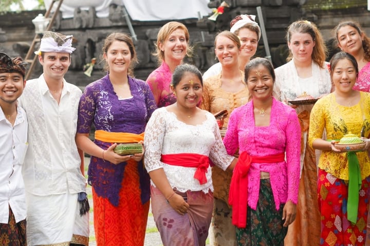 Volunteer Programs Bali, teaching English to the children of Bali.