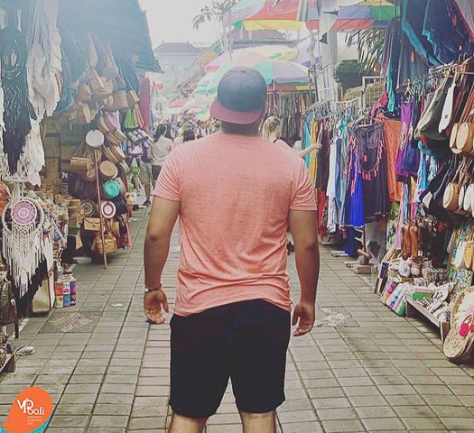 They offer the most unique shopping experiences, where you can discover treasures of artworks and handicrafts by talented local craftsmen, some with price tags, but most without.